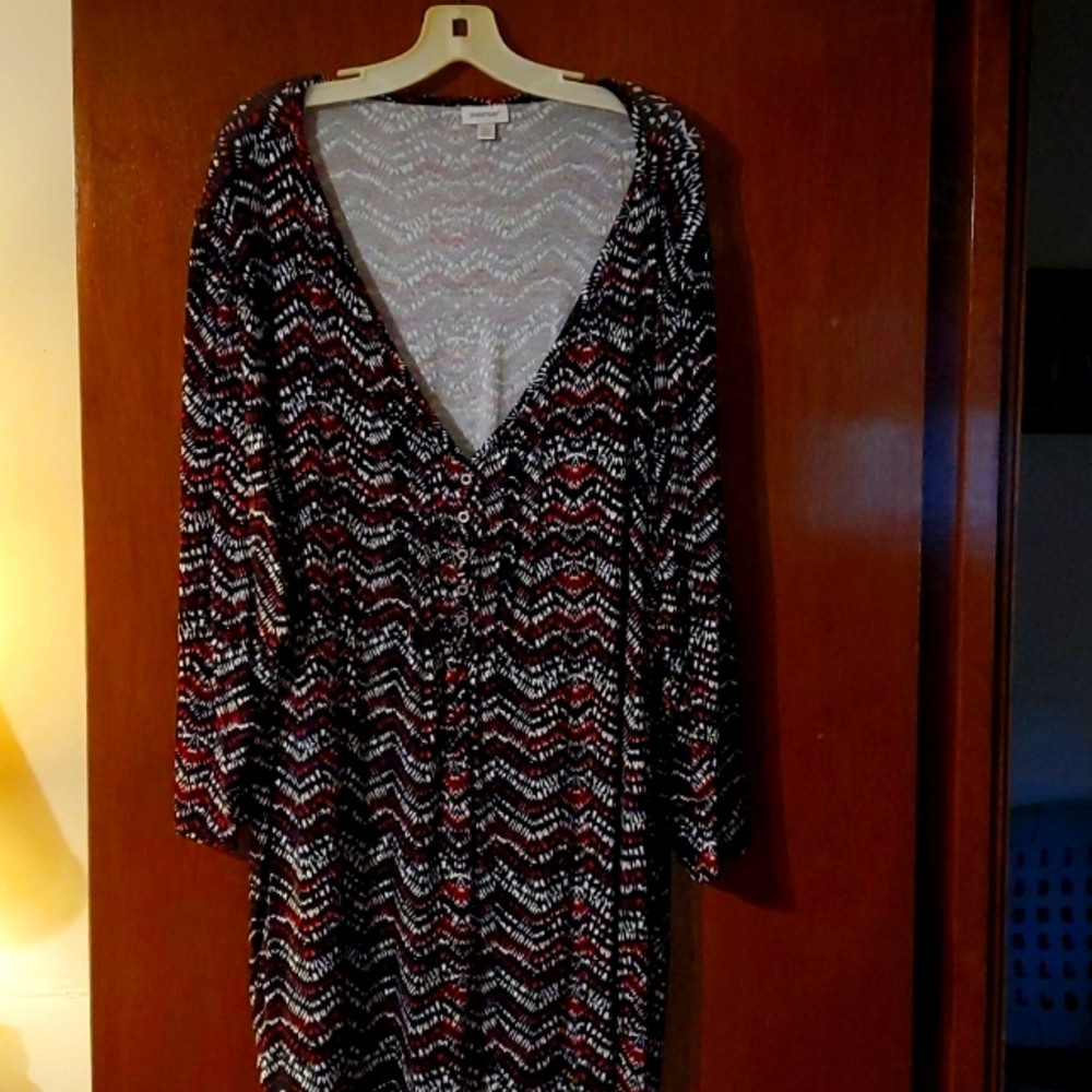 Beautiful, soft 3 quarter sleeve blouse by Avenue. Black, red, and white pattern